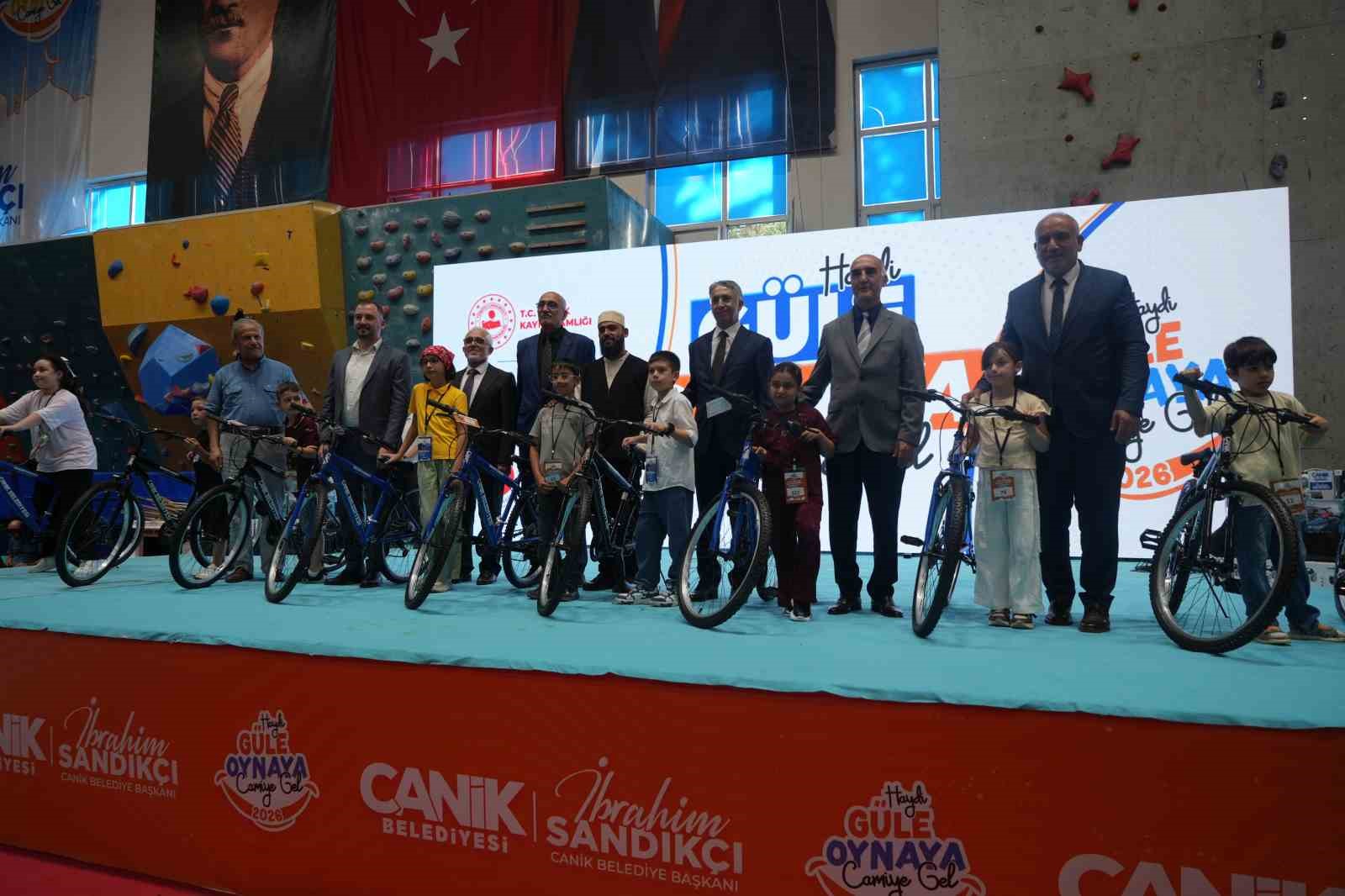 Samsun’da camiler çocuklarla şenlendi, 2 bin 500 çocuk hediyelerine kavuştu