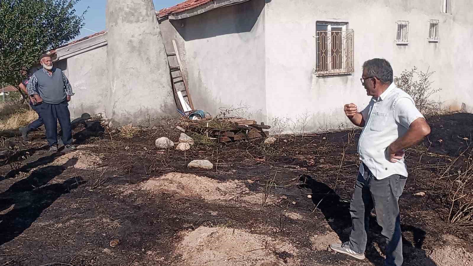 Ocaklıktan çıkan kıvılcımlar otluk alanda yangına neden oldu