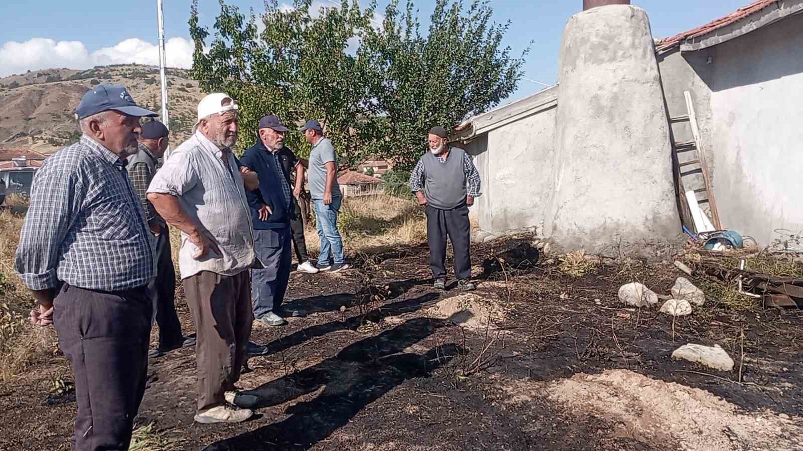 Ocaklıktan çıkan kıvılcımlar otluk alanda yangına neden oldu