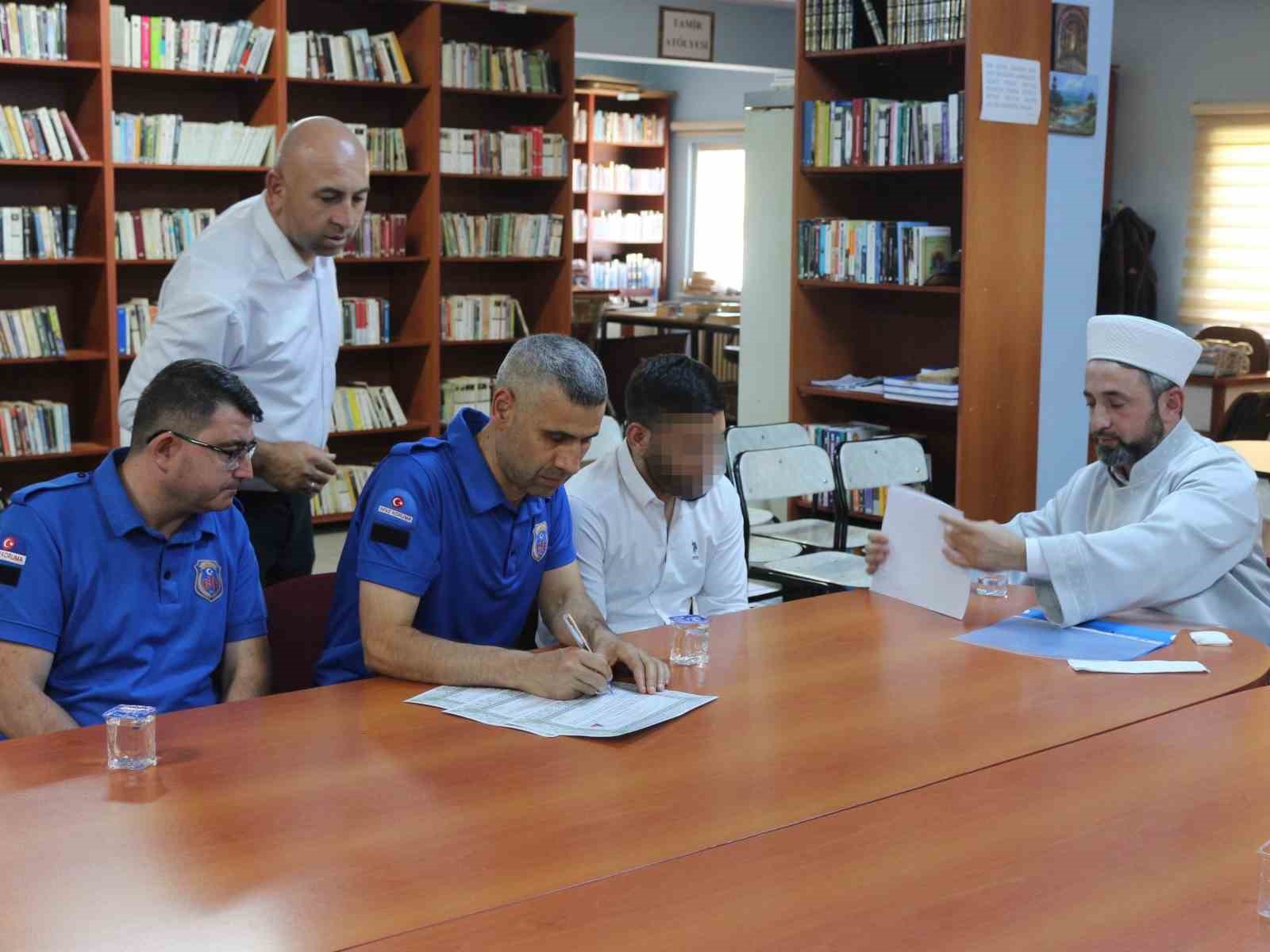 Cezaevinde Müslüman oldu