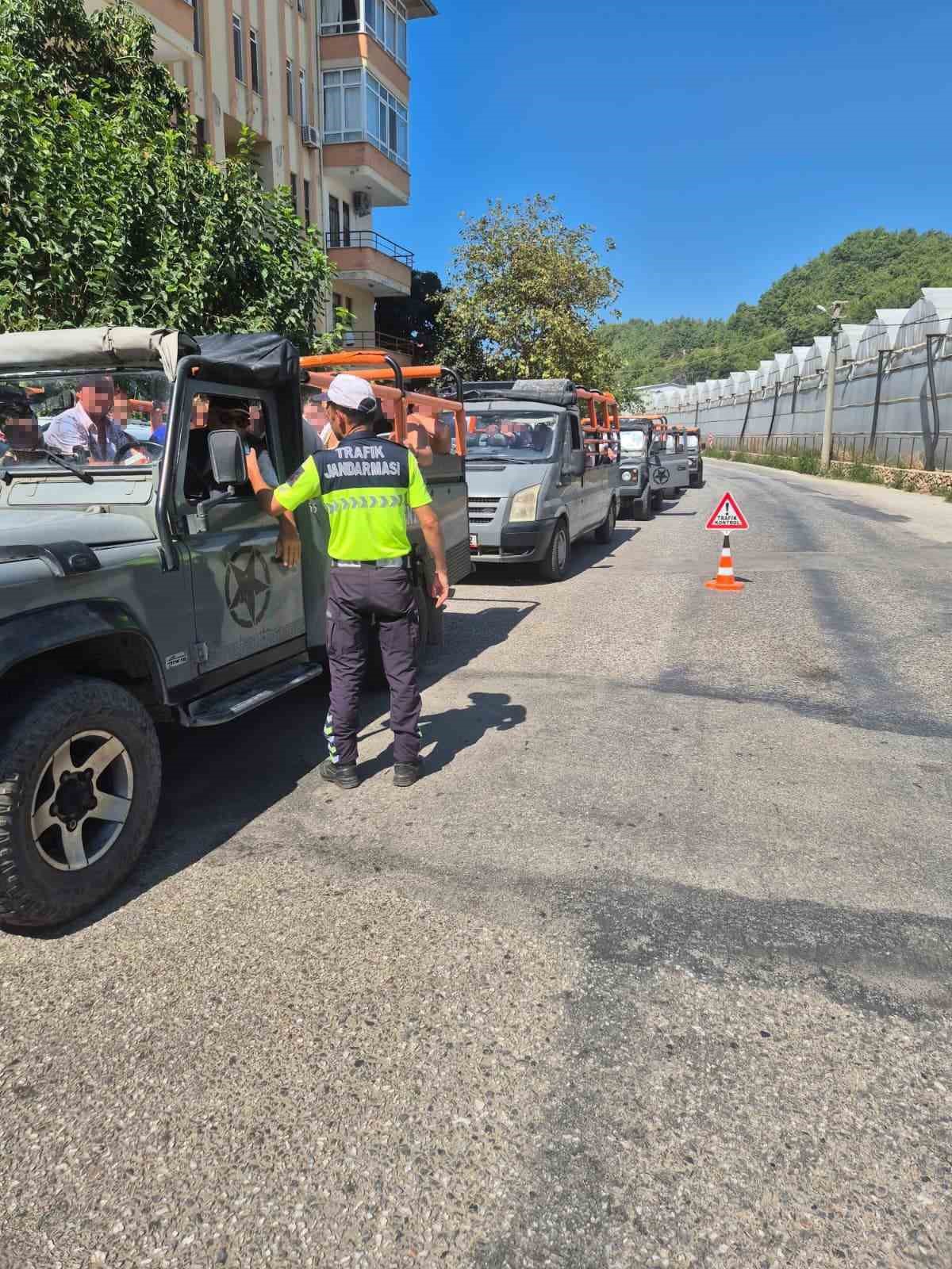 Antalya’da jandarma ekiplerinden safari araçlara yönelik denetim