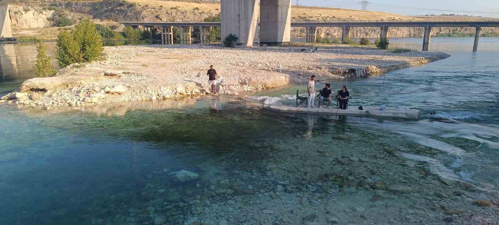 Piknik yaparken köprü altında mahsur kalan 6 kişi kurtarıldı