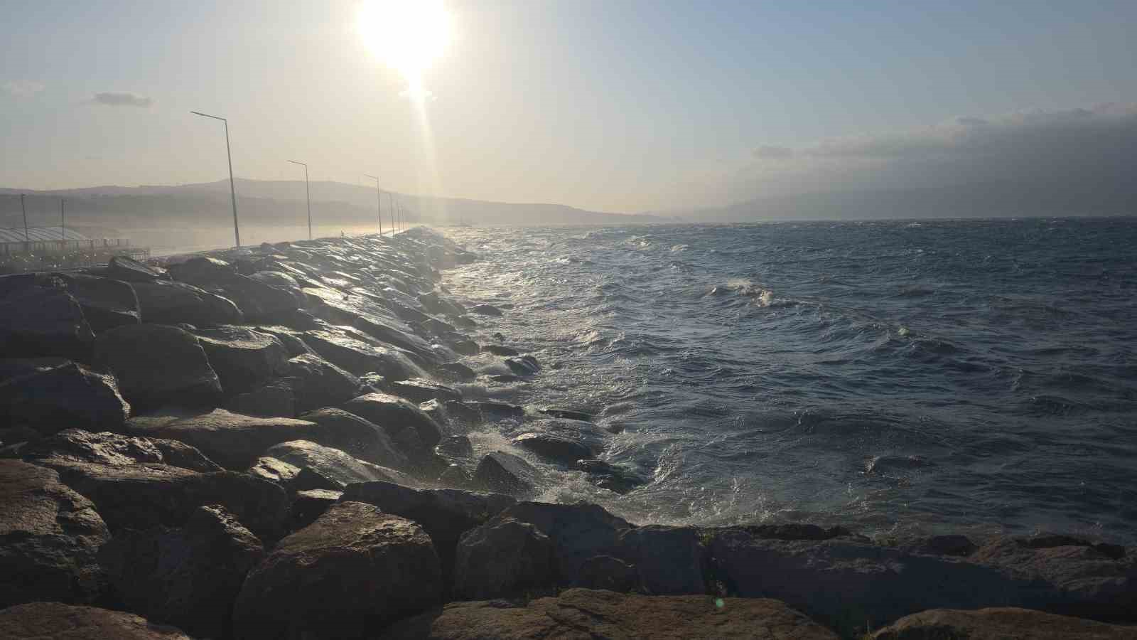 Bandırma’da fırtına: Dalgalar kıyıları dövüyor