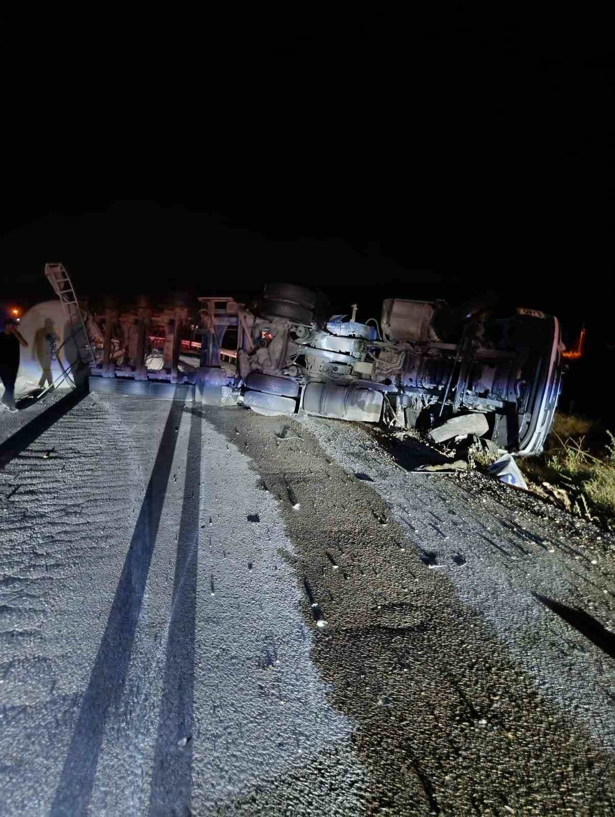 Bolu’da soda yüklü tır devrildi: Yol ulaşıma kapandı