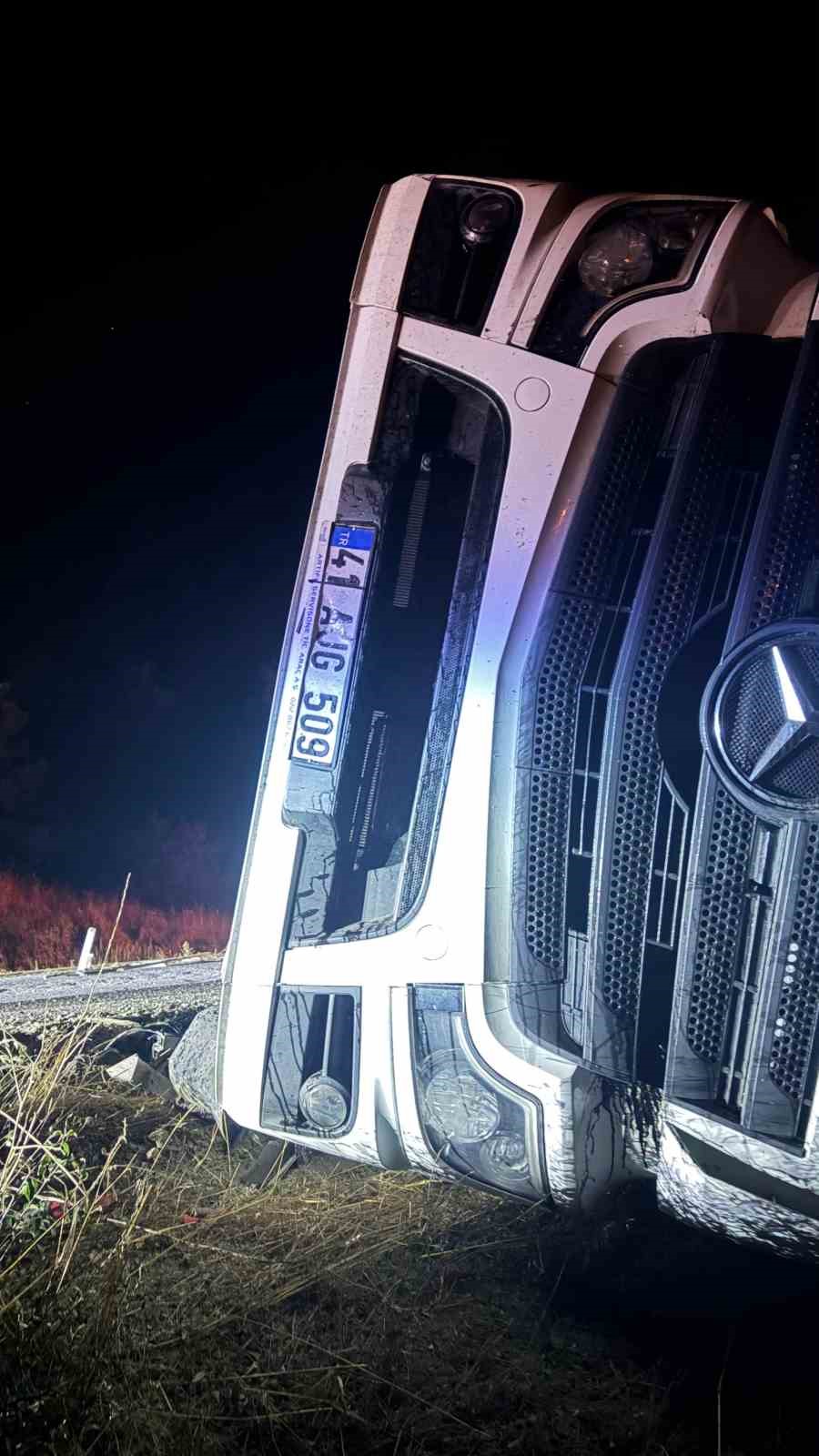 Bolu’da soda yüklü tır devrildi: Yol ulaşıma kapandı