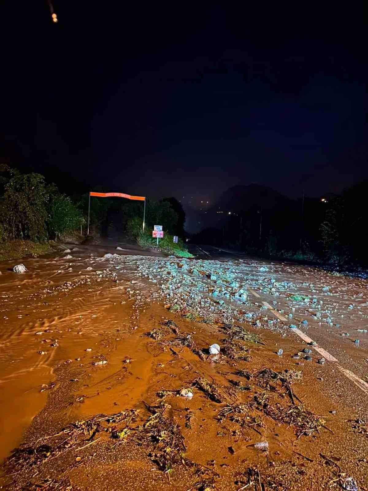 Tirebolu-Torul kara yolu ulaşıma kapandı