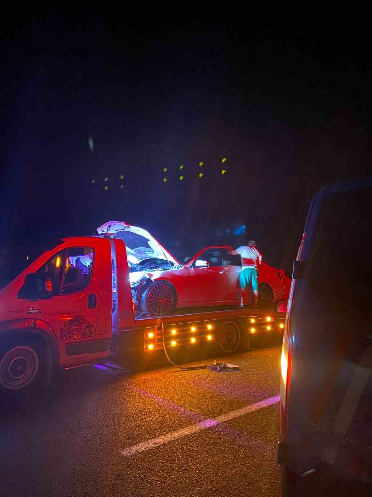 Yola çıkan ineğe çarpan araç takla attı: 6 yaralı