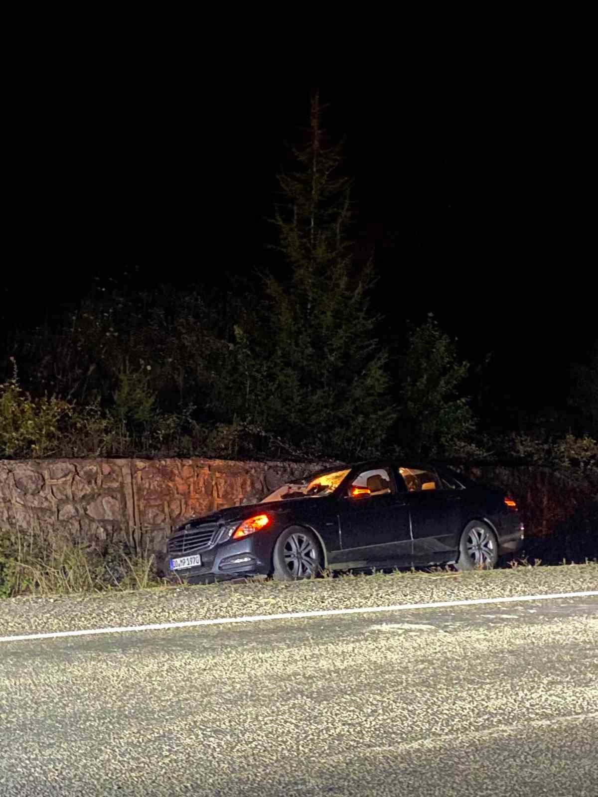 Yola çıkan ineğe çarpan araç takla attı: 6 yaralı