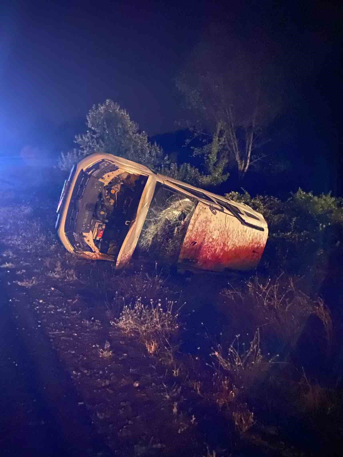 Yola çıkan ineğe çarpan araç takla attı: 6 yaralı