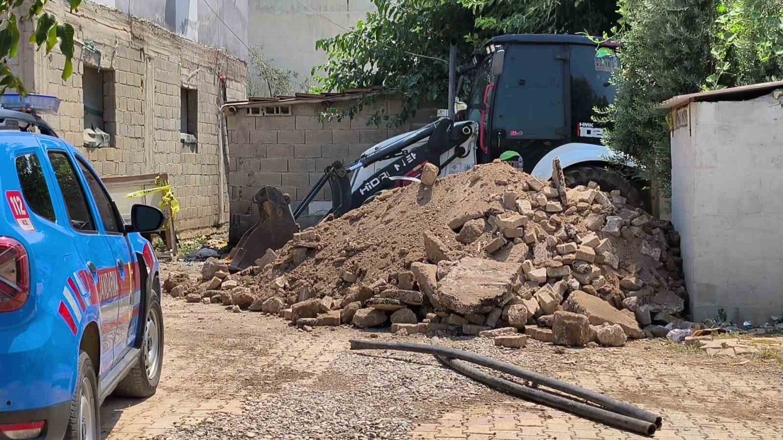 Alt yapı çalışmaları esnasında kepçeyle kazı yapılırken mozaik bulundu