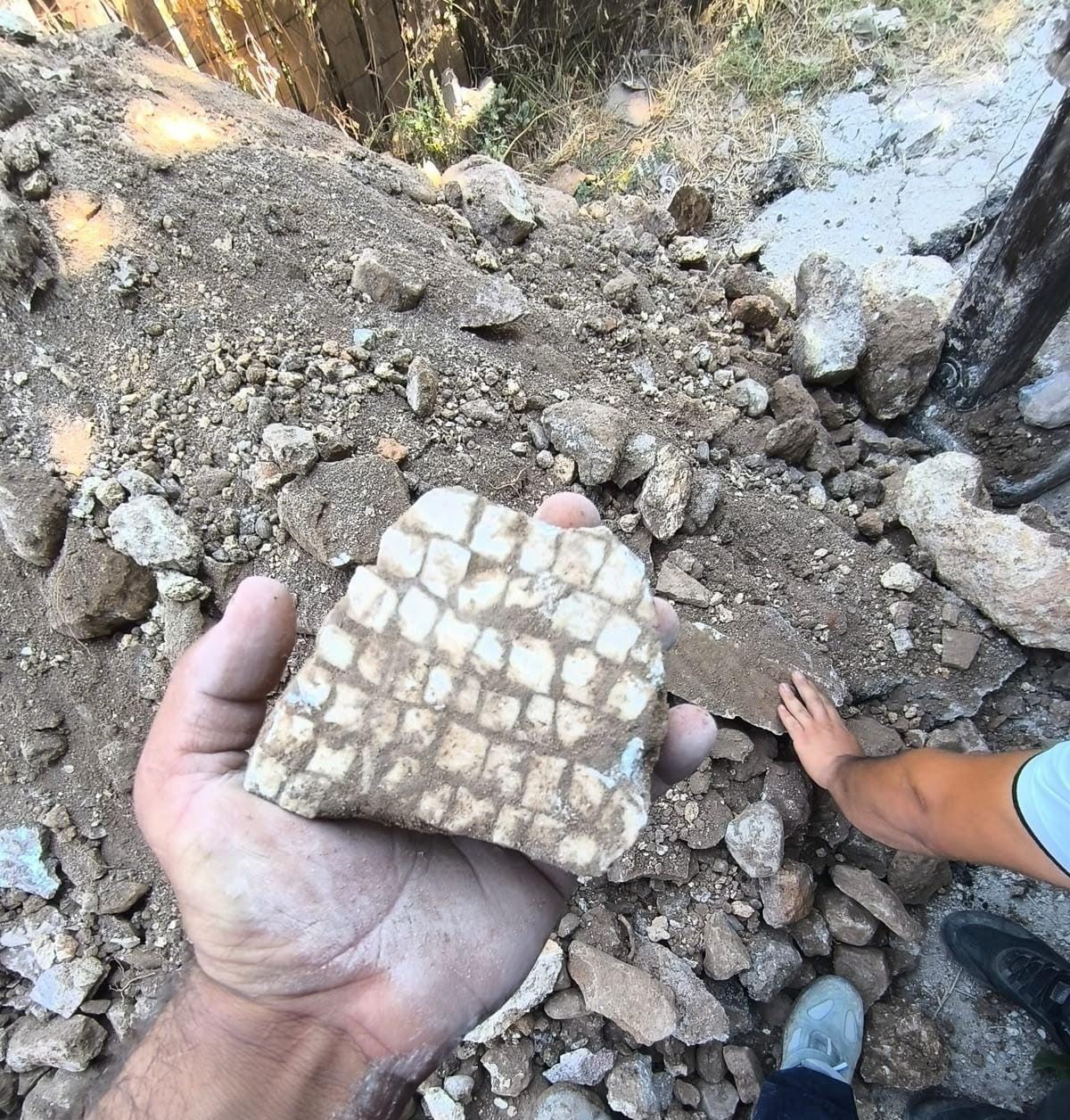 Alt yapı çalışmaları esnasında kepçeyle kazı yapılırken mozaik bulundu