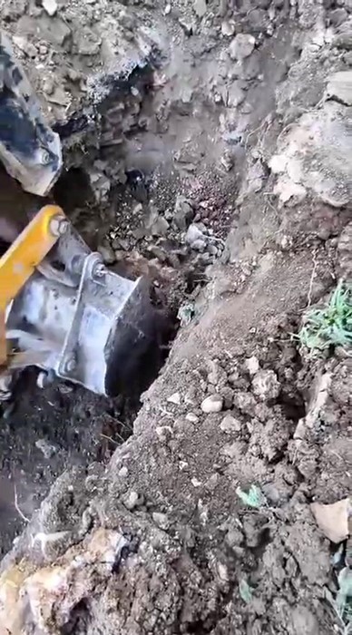 Alt yapı çalışmaları esnasında kepçeyle kazı yapılırken mozaik bulundu
