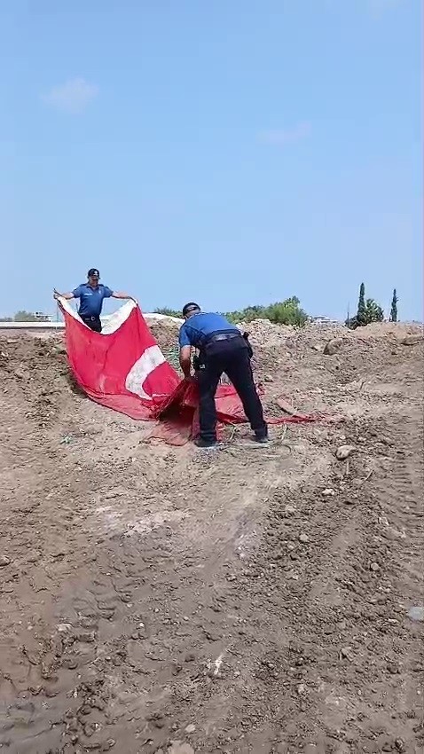 Moloz yığınları arasındaki Türk bayrağını öpüp, başına koyan polis takdir topladı