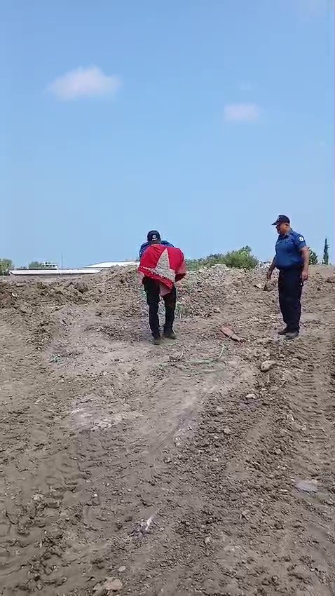 Moloz yığınları arasındaki Türk bayrağını öpüp, başına koyan polis takdir topladı