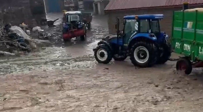 Erzurum’da sağanak sonrası Dumankaya Mahallesi’ni su bastı
