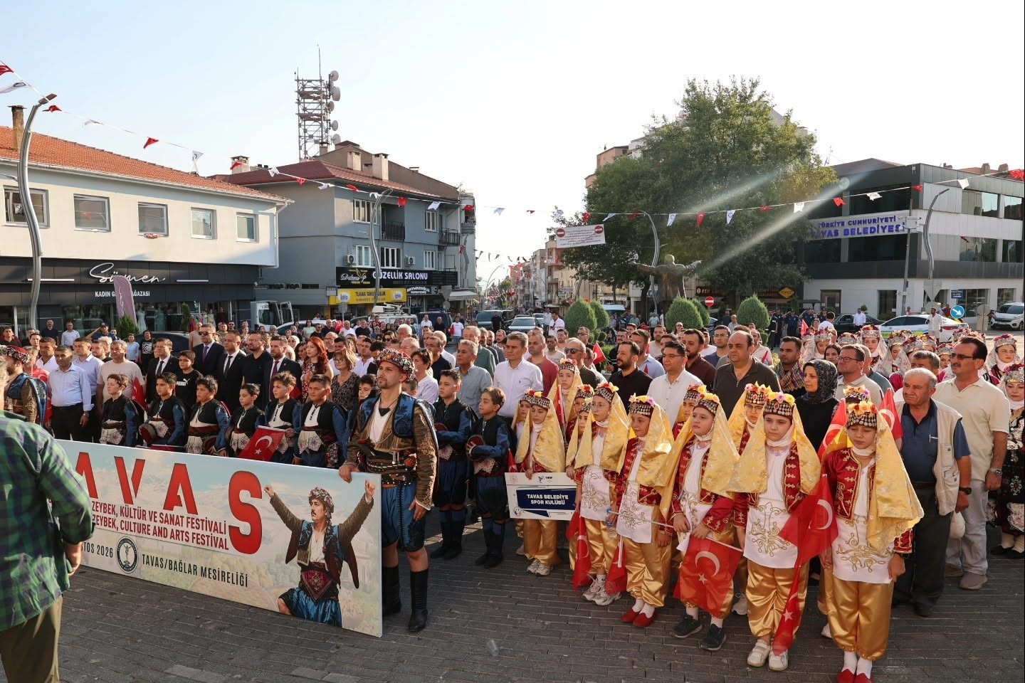 Denizli 8. Tavas Zeybek, Kültür ve Sanat Festivali kortej yürüyüşüyle başladı