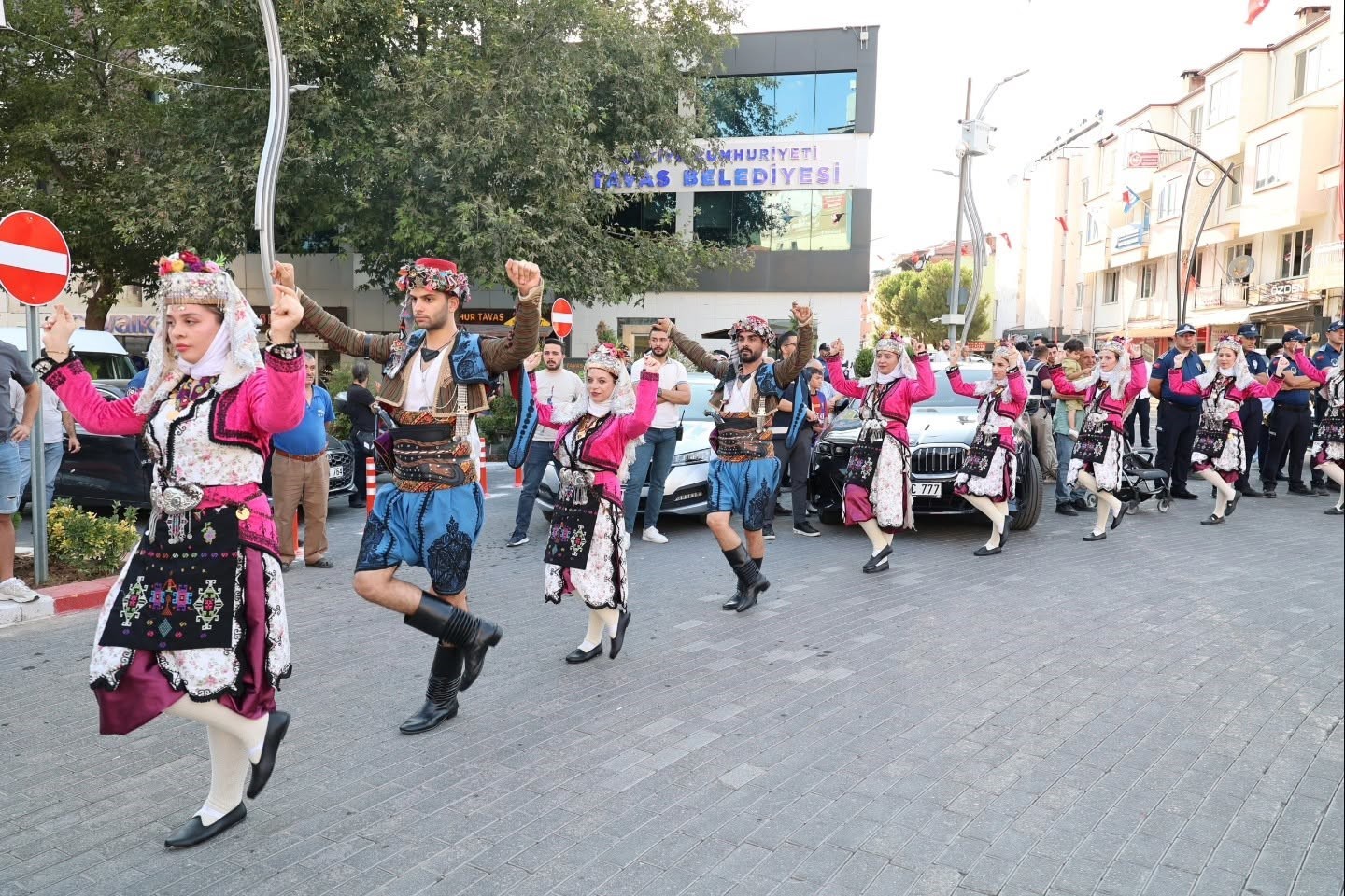 Denizli 8. Tavas Zeybek, Kültür ve Sanat Festivali kortej yürüyüşüyle başladı