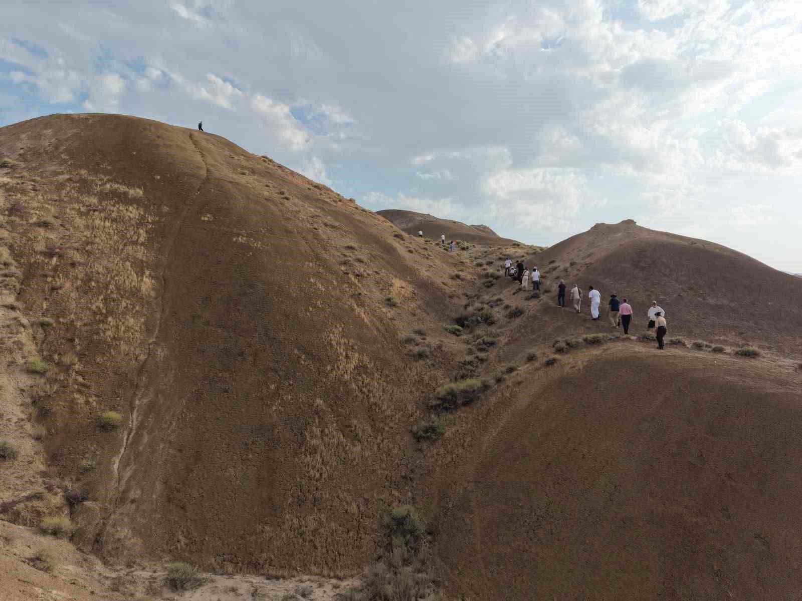 Iğdır’ın Gökkuşağı Tepeleri doğaseverlerin uğrak noktası olmaya devam ediyor