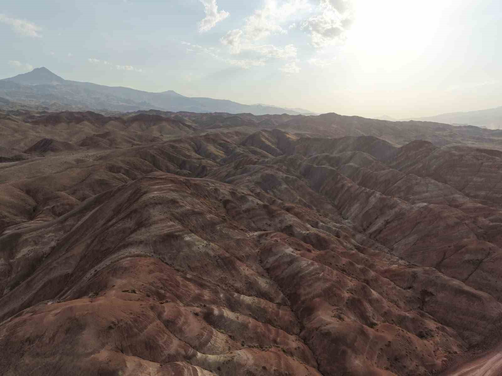 Iğdır’ın Gökkuşağı Tepeleri doğaseverlerin uğrak noktası olmaya devam ediyor