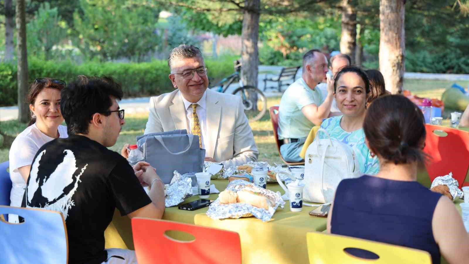 Kütahya’da ’DPÜ Çocuk Yaz Atölyeleri’ aile pikniğiyle sona erdi