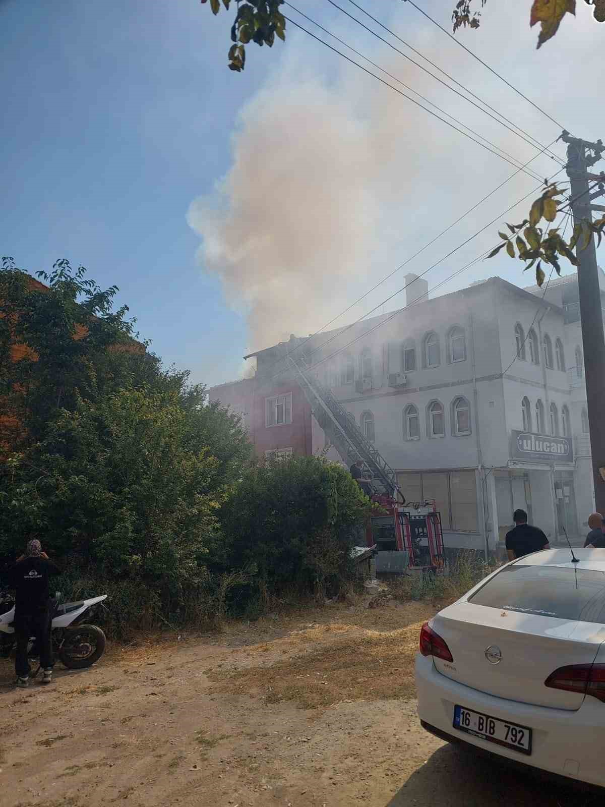 Kütahya’da 3 katlı binanın çatısında yangın