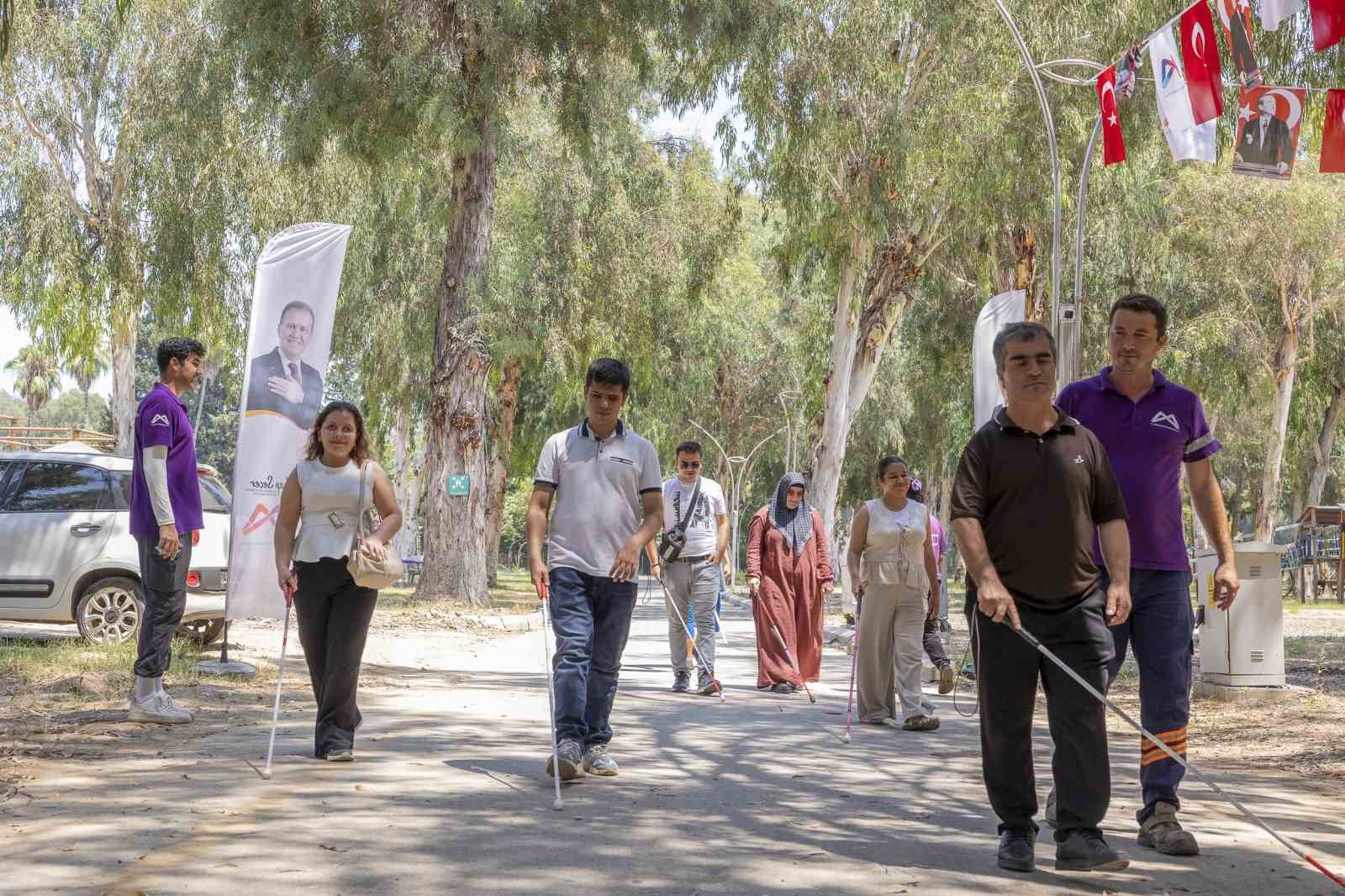 Mersin’de görme engelliler doğayla iç içe keyifli bir gün geçirdi