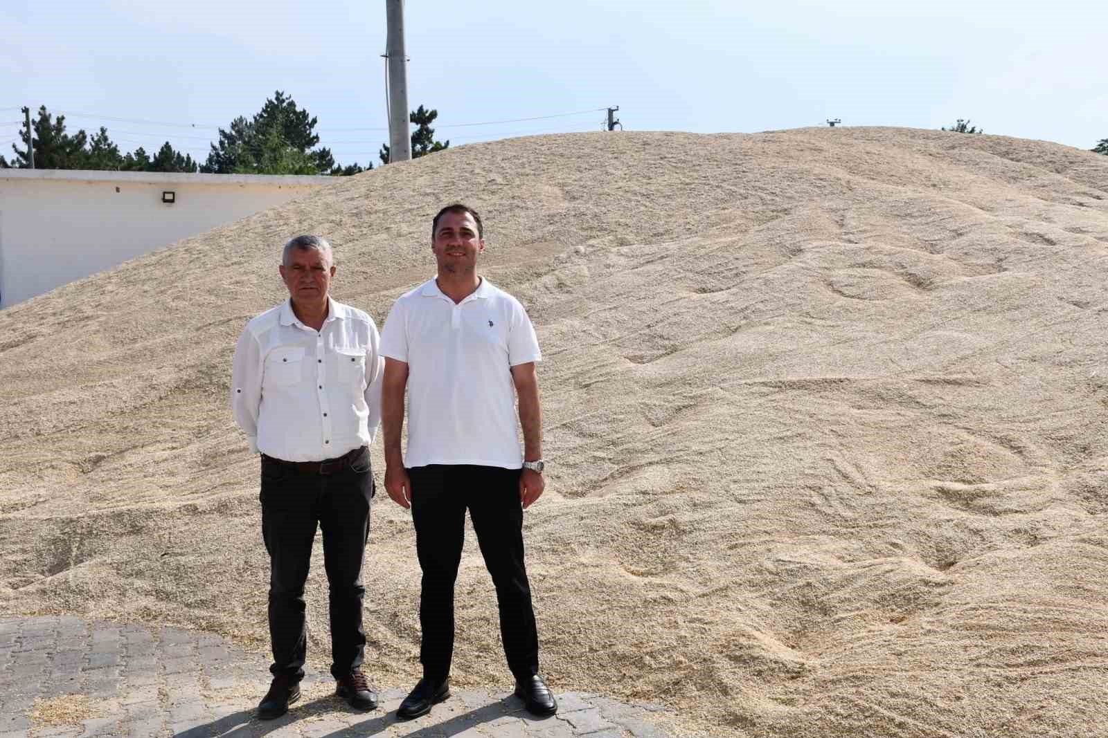 Beylikova Belediyesi’nin ürettiği buğdaylar un oldu, vatandaşa 700 çuval un dağıtıldı