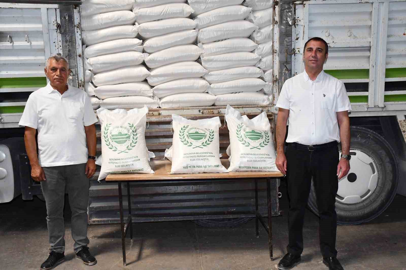 Beylikova Belediyesi’nin ürettiği buğdaylar un oldu, vatandaşa 700 çuval un dağıtıldı