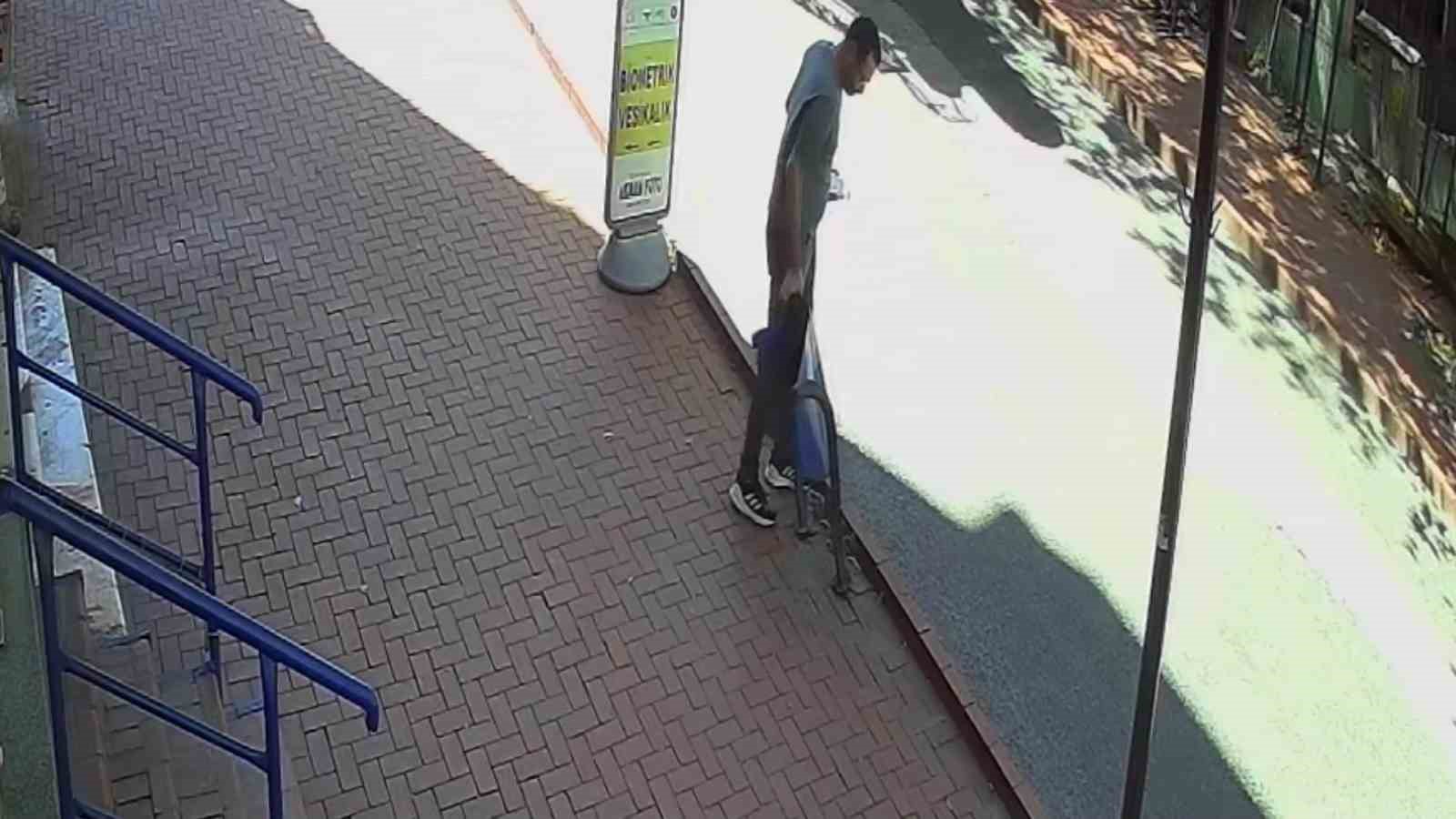 Çöp kovasını kağıt gibi ezdi, 10 bin lira ceza yedi