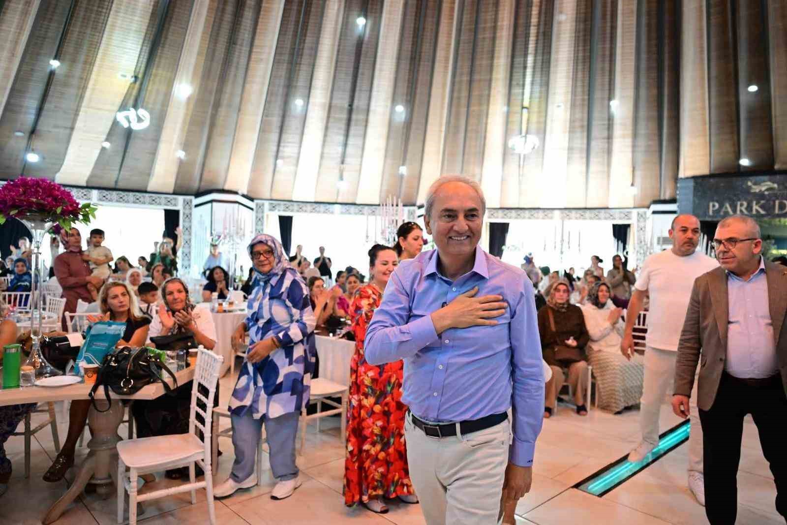 Kocagöz, kadınların matine coşkusuna ortak oldu