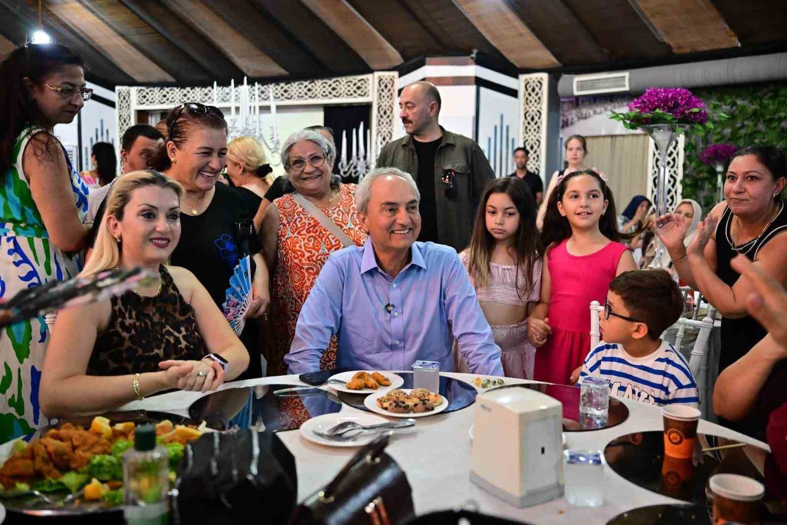 Kocagöz, kadınların matine coşkusuna ortak oldu
