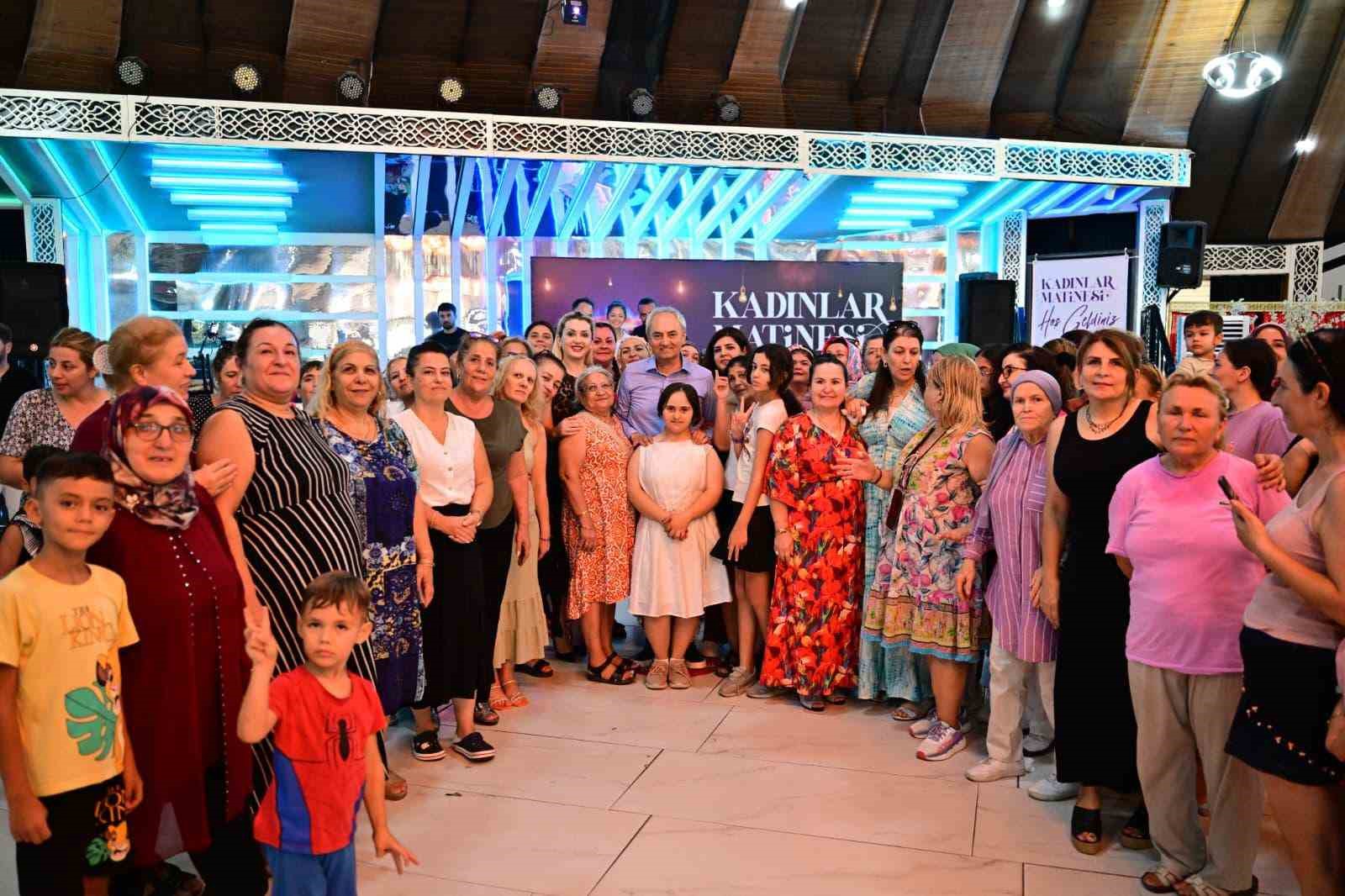 Kocagöz, kadınların matine coşkusuna ortak oldu