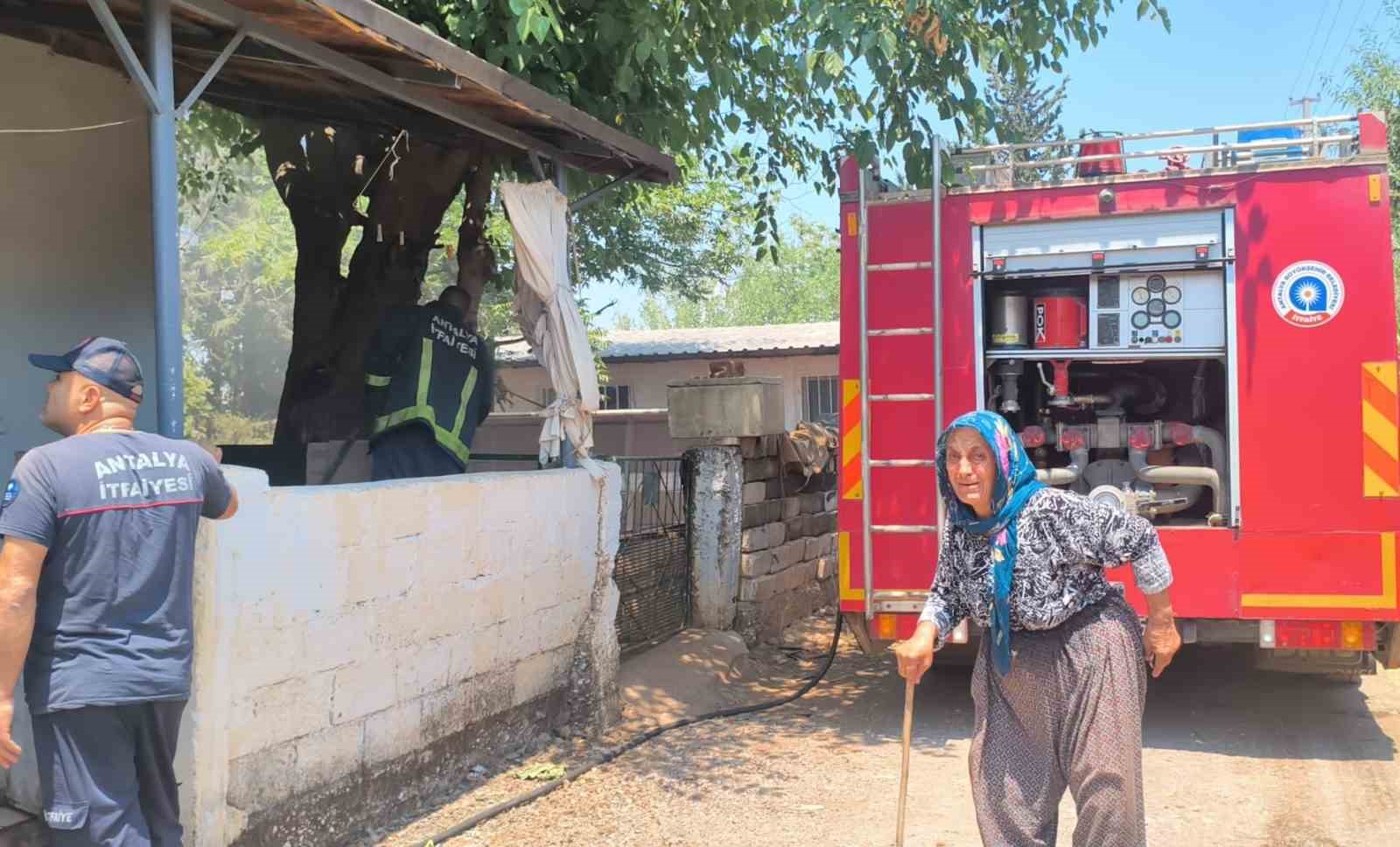 Uzaklaştırma kararını duyan yaşlı adam evi yakmaya çalıştı, karısı 10’uncu kez şikayetçi oldu