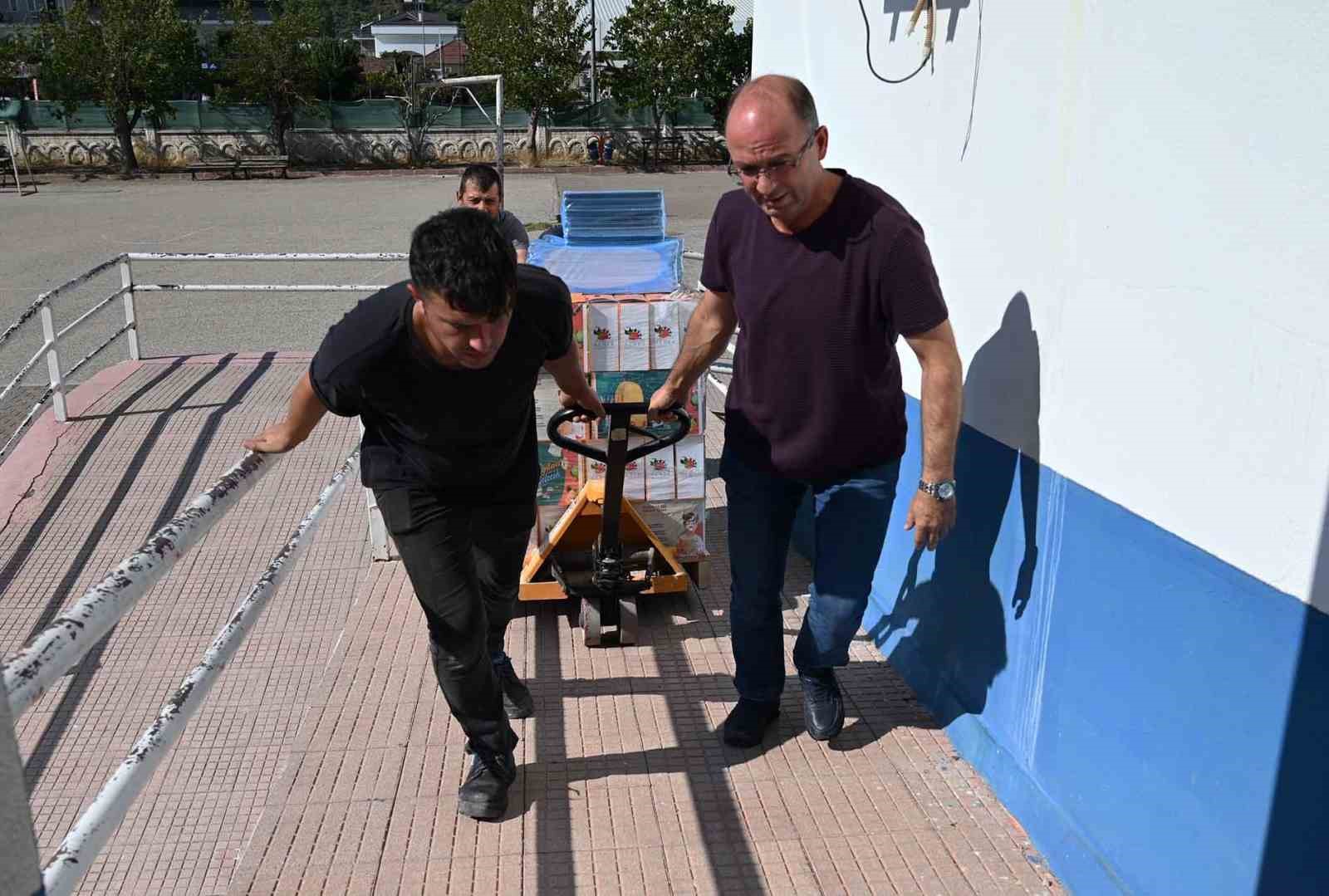 Kemer’de kırtasiye malzemelerinin dağıtımı devam ediyor