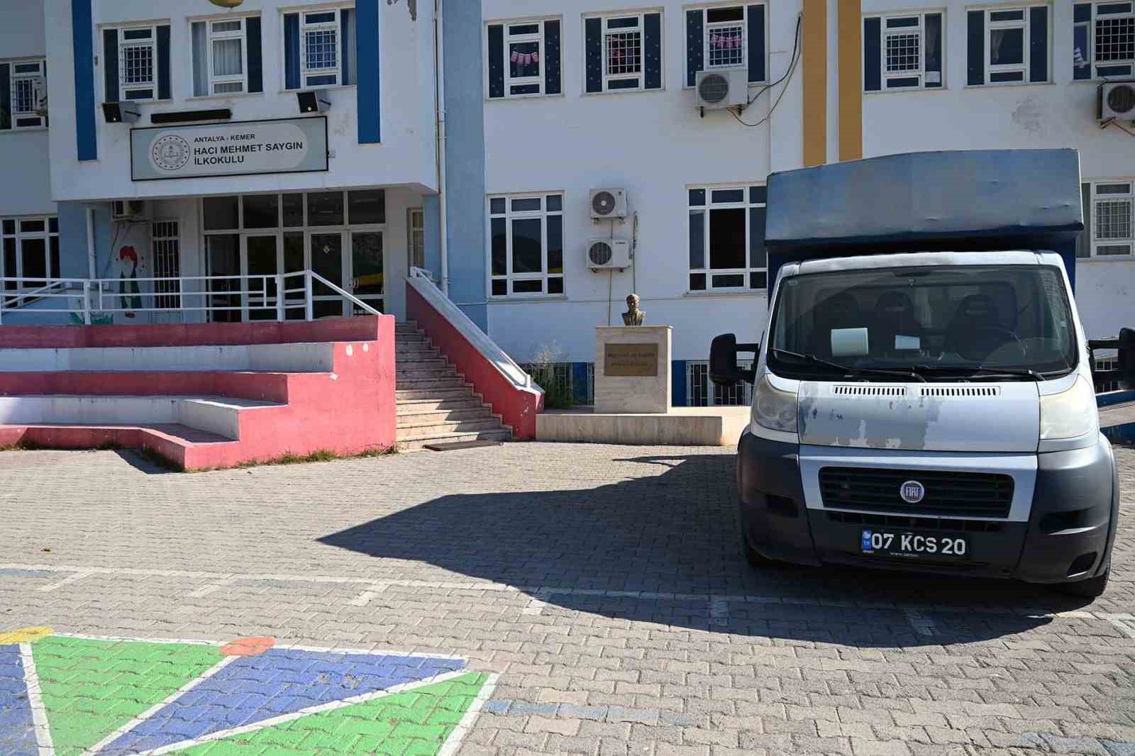 Kemer’de kırtasiye malzemelerinin dağıtımı devam ediyor