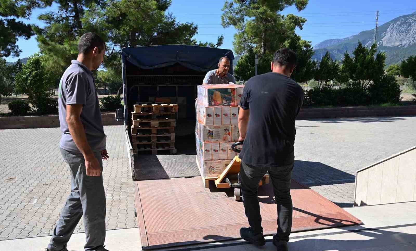 Kemer’de kırtasiye malzemelerinin dağıtımı devam ediyor