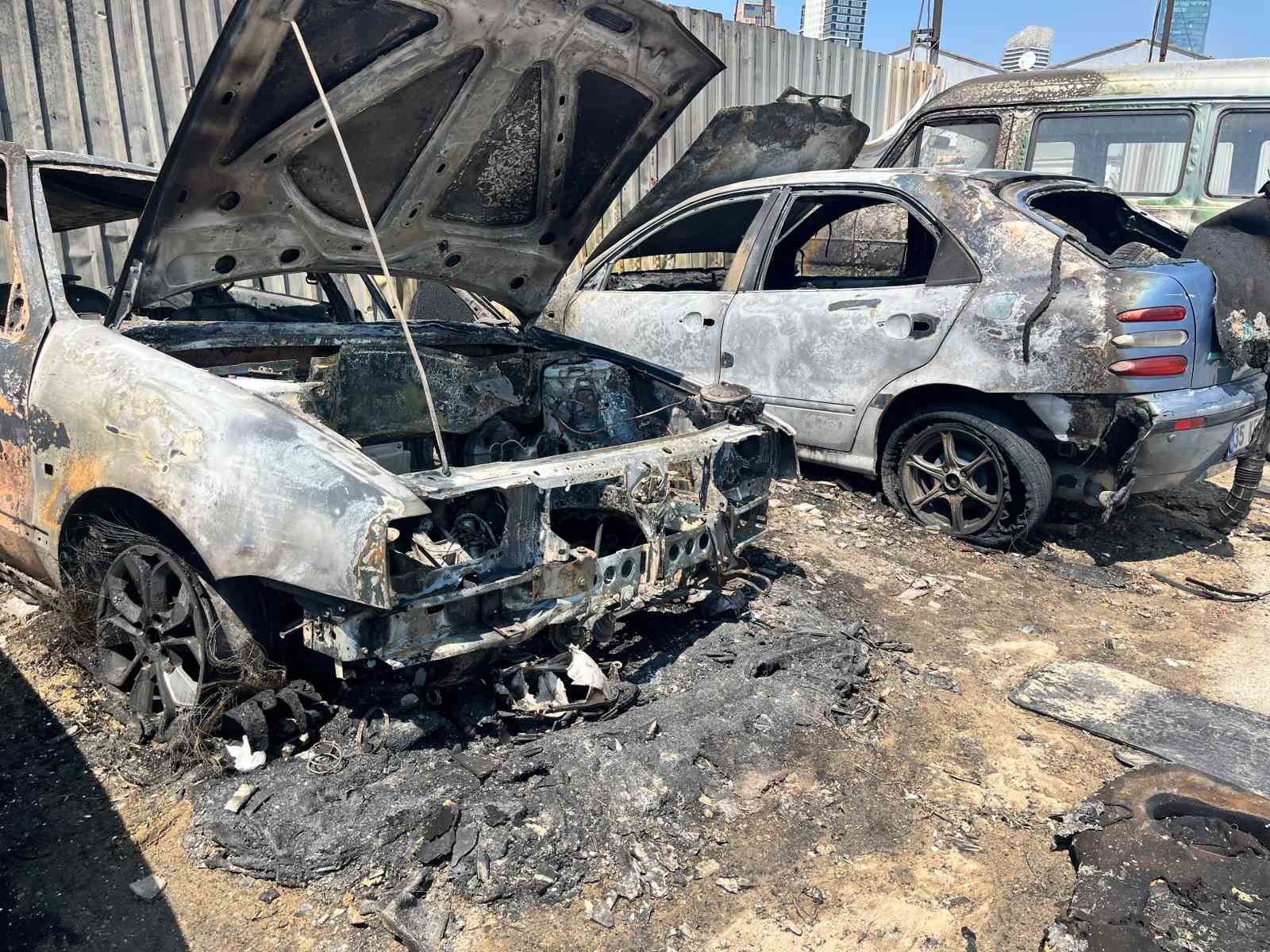 Otomobil yangını diğer araçlara sıçradı: 4 araç küle döndü