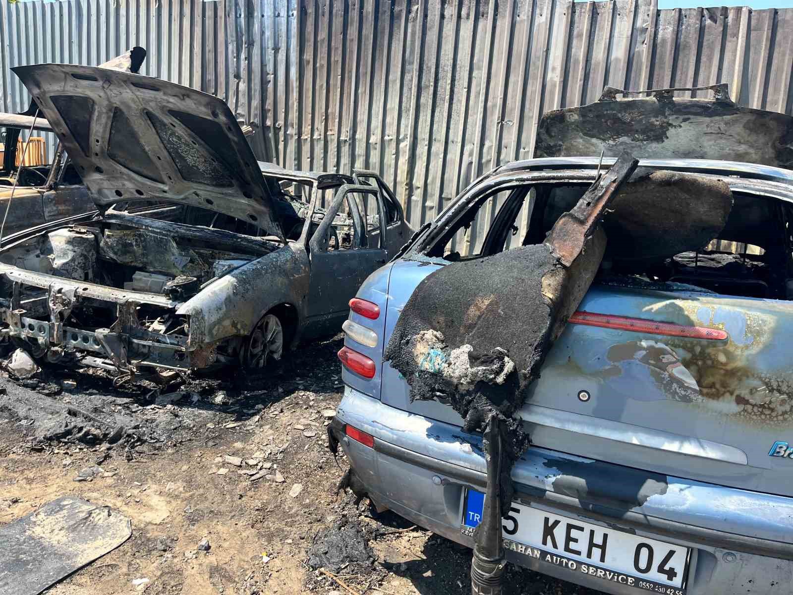 Otomobil yangını diğer araçlara sıçradı: 4 araç küle döndü
