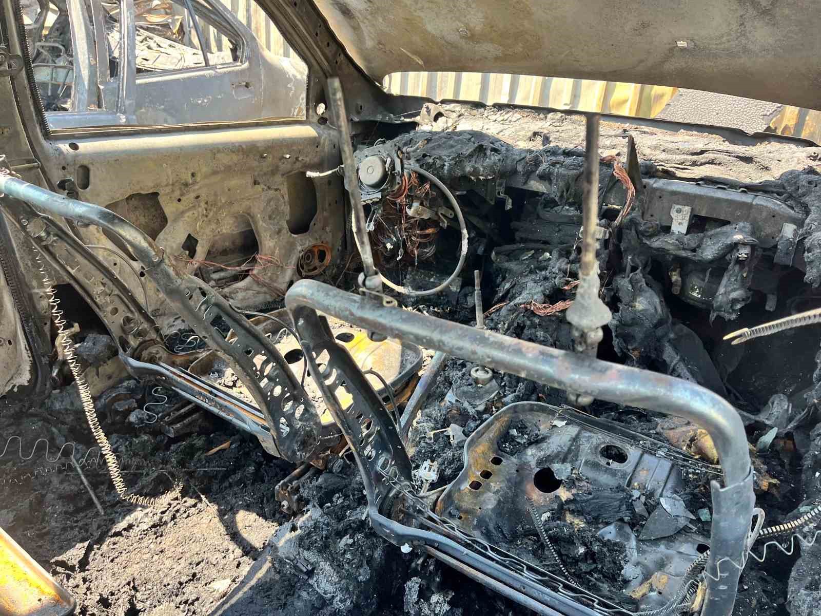 Otomobil yangını diğer araçlara sıçradı: 4 araç küle döndü