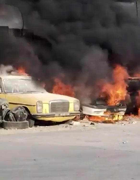 Otomobil yangını diğer araçlara sıçradı: 4 araç küle döndü