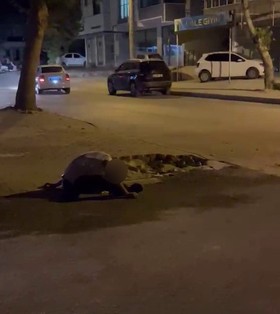 Madde bağımlısı olduğu iddia edilen şahıs sokak ortasında yığılıp kaldı