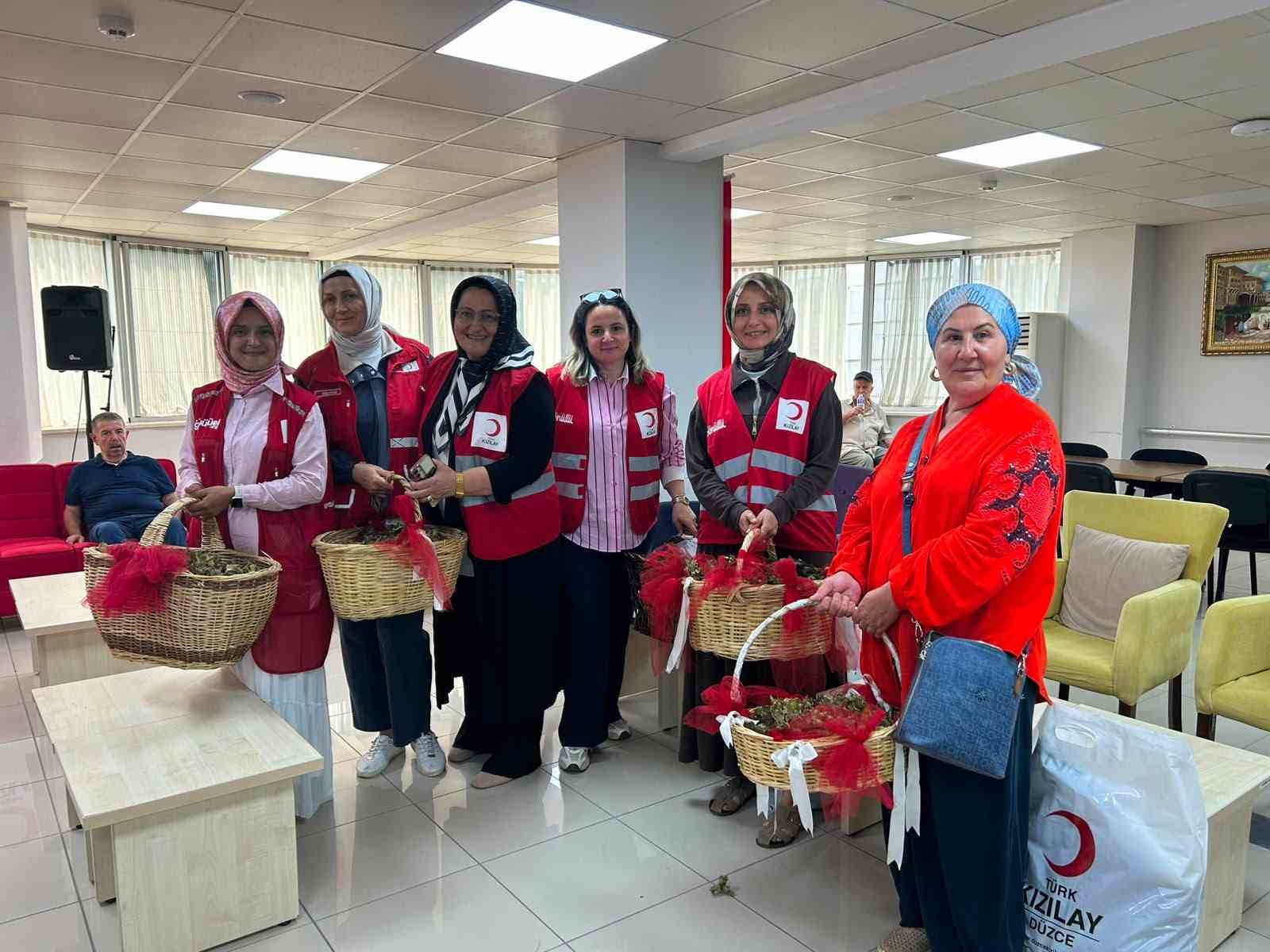 Kızılay’dan huzurevi sakinlerine fındık ikramı