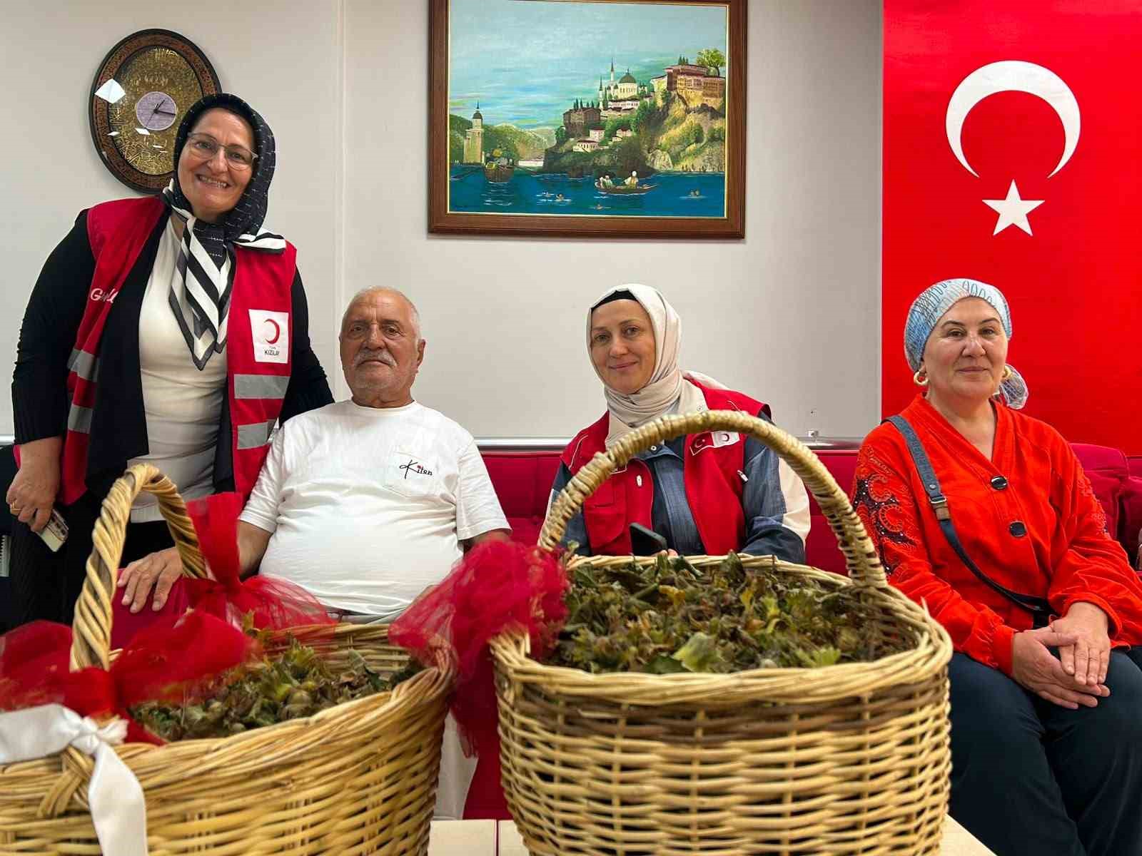 Kızılay’dan huzurevi sakinlerine fındık ikramı