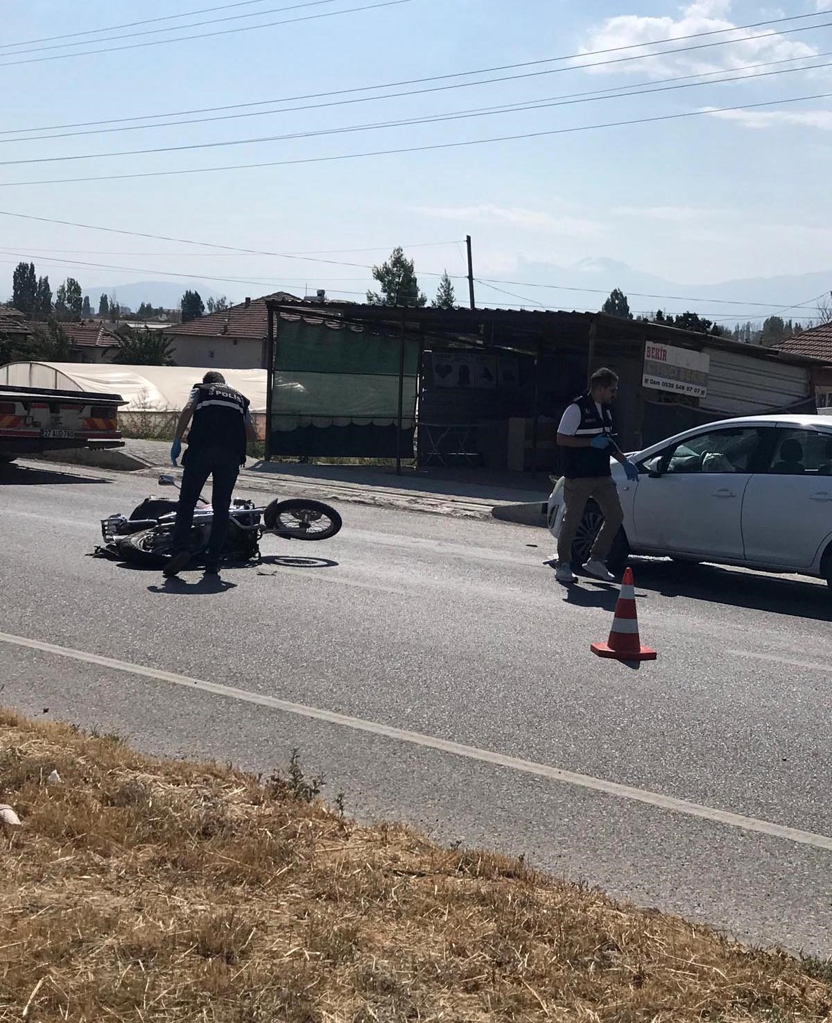 Otomobilin çarptığı motosikletin sürücüsü ağır yaralandı