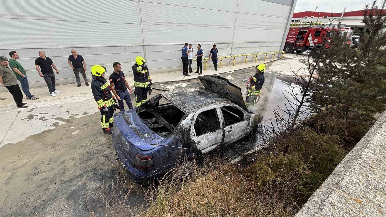 Bolu’da 15 gün önce aldığı otomobil, park halindeyken küle döndü