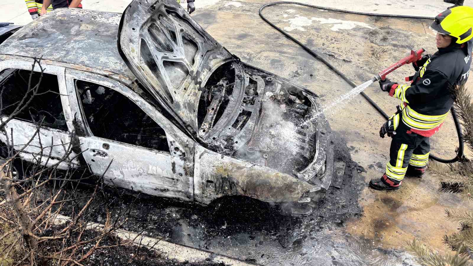 Bolu’da 15 gün önce aldığı otomobil, park halindeyken küle döndü