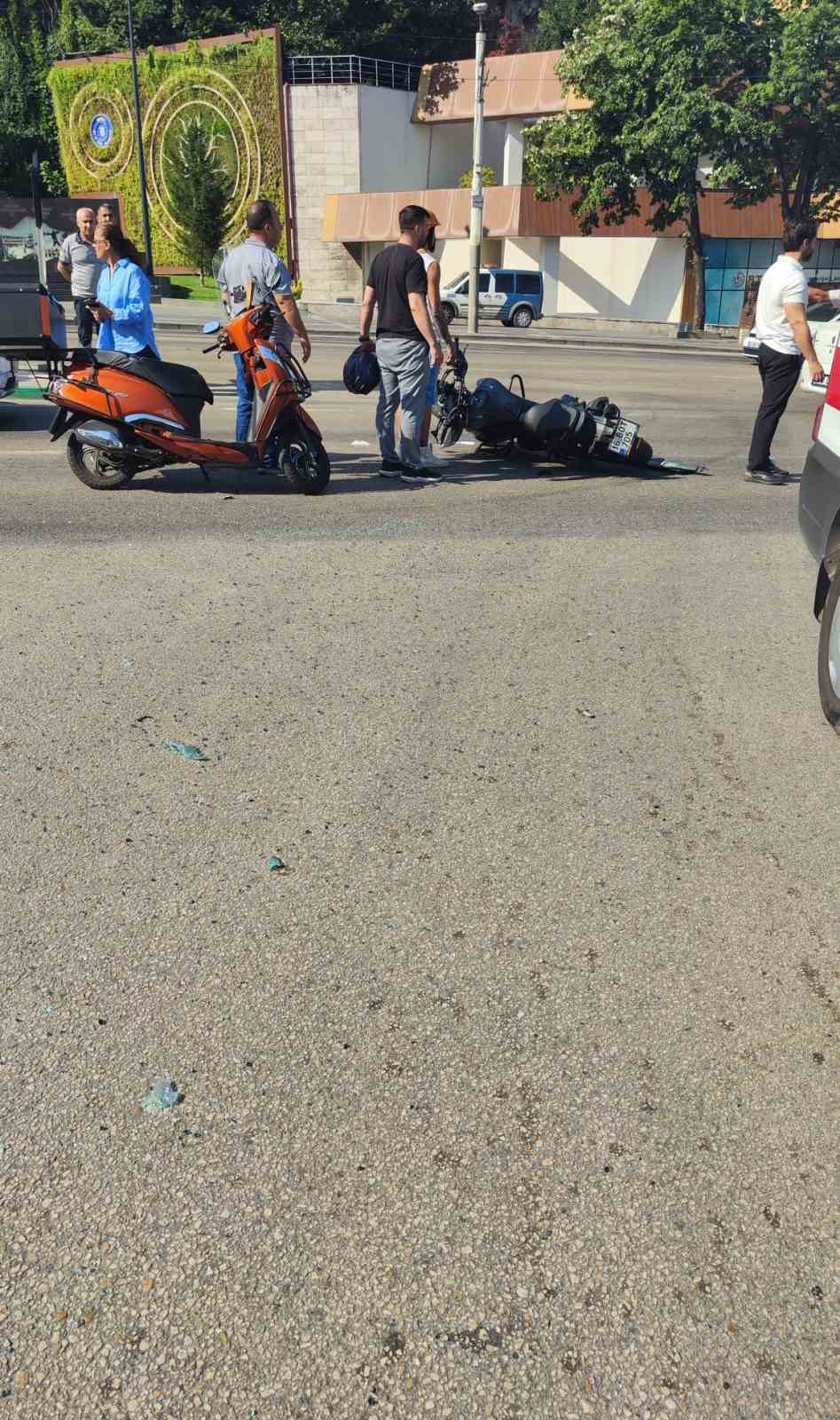 Motosiklet ambulansa çarptı: 1 yaralı