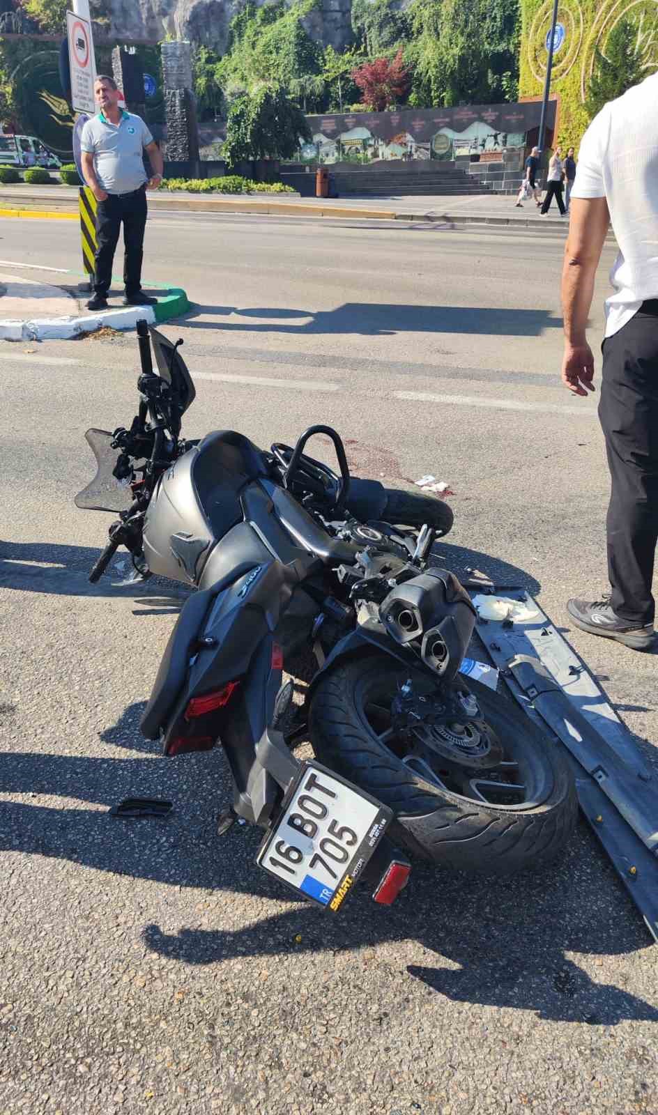 Motosiklet ambulansa çarptı: 1 yaralı