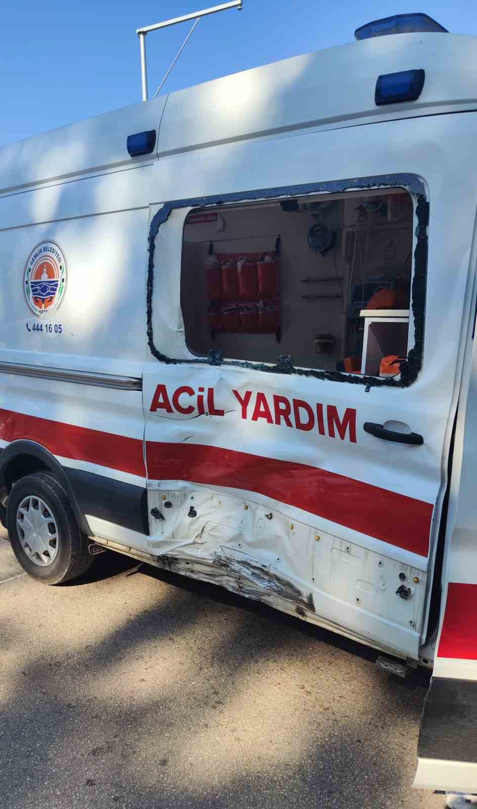 Motosiklet ambulansa çarptı: 1 yaralı