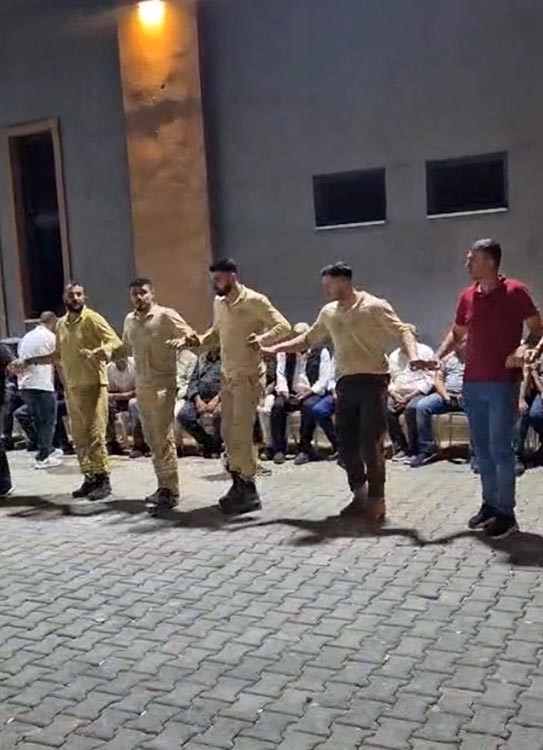 Yangını söndürdüler, iş kıyafetleriyle düğünde halay çektiler